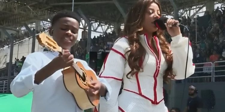 Ludmilla se pronuncia após falha ao cantar Hino Nacional no GP de São Paulo