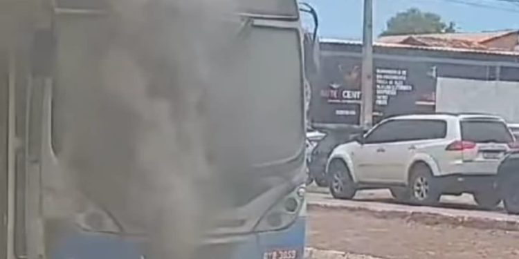 Ônibus do transporte coletivo de Palmas pega fogo durante rota; veja vídeo