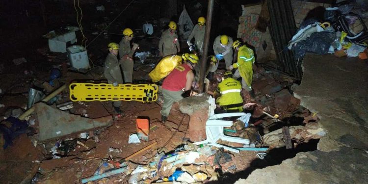 Morador morre soterrado após casa desmoronar durante chuva, em Goiânia