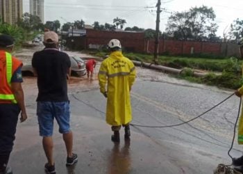 Chuva alaga ruas e carros são levados pela enxurrada durante chuva em Goiânia