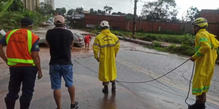 Chuva alaga ruas e carros são levados pela enxurrada durante chuva em Goiânia