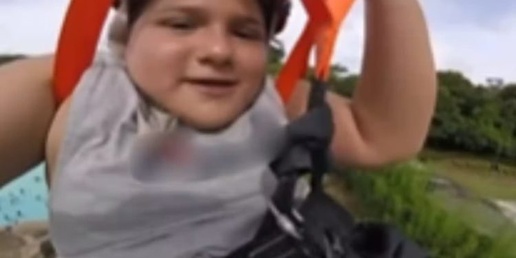 Criança viraliza com reação após ficar presa em tirolesa de Rio Quente