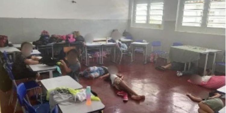 Diretoria de escola onde crianças dormiram no chão é afastada, afirma prefeito