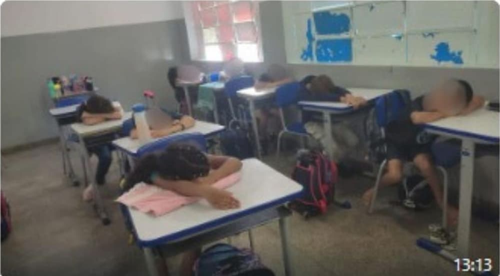 crianças dormindo em cadeiras em Goiânia