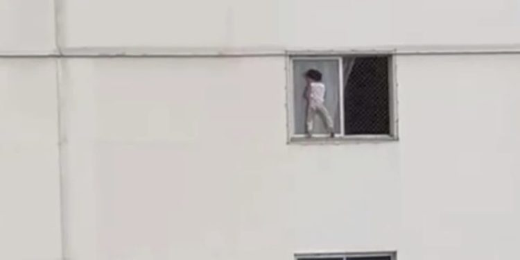Vídeo: criança brinca entre janela e tela de proteção em apartamento do 4º andar