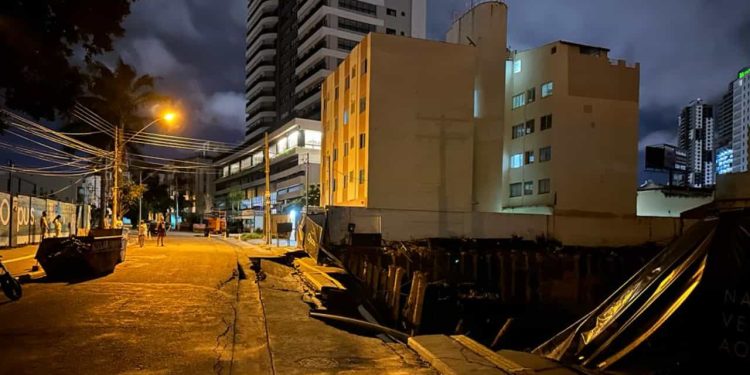 Segundo prédio é evacuado após rua desmoronar no Setor Marista, em Goiânia
