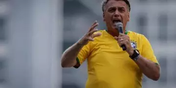 Bolsonaro pede projeto de anistia durante ato na Avenida Paulista