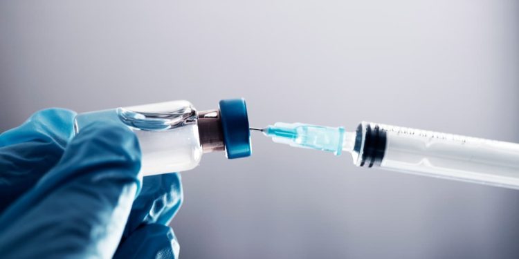 Goiás inicia vacinação contra dengue; veja quem pode receber o imunizante