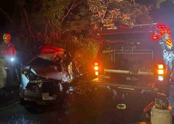 Jogador de futebol morre e namorada fica ferida em acidente na GO-139, em Goiás