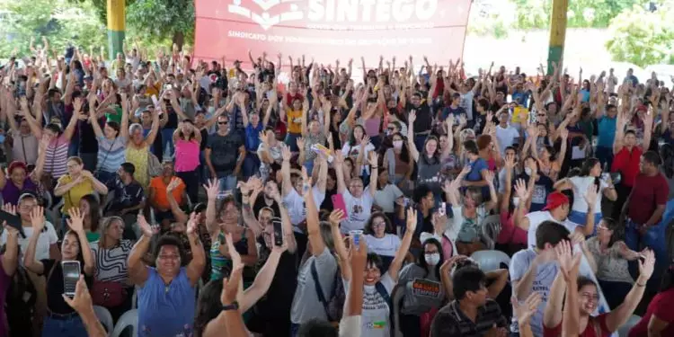 Servidores da rede municipal de educação retomam greve em Goiânia
