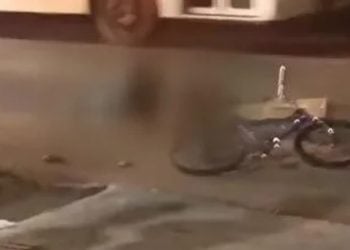 Vídeo: Adolescente morre após pegar rabeira em caminhão e ser atropelado, em Goiânia