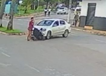 Vídeo: carro atropela mãe e arremessa filhas de carrinho em acidente em Goiás