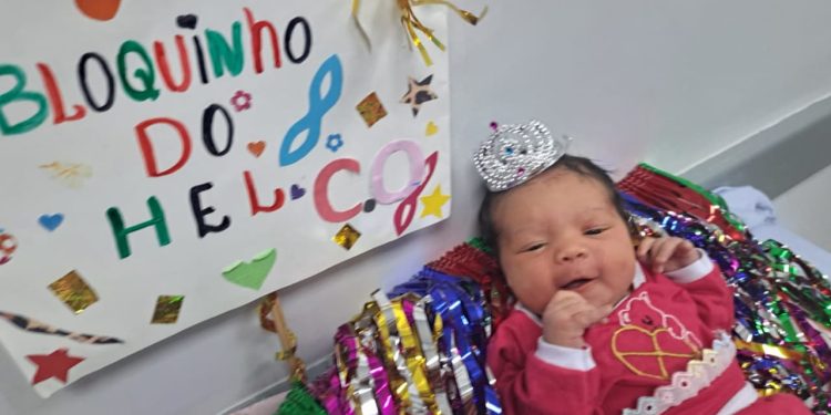 Recém-nascidos fazem ensaio de carnaval em hospital de Goiás