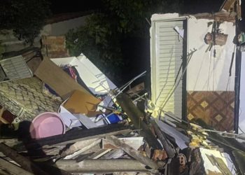 Casa fica destruída após explosão de gás de cozinha, em Hidrolândia