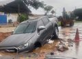 Chuva causa estragos, alagamentos e veículos ficam ilhados em Goiânia
