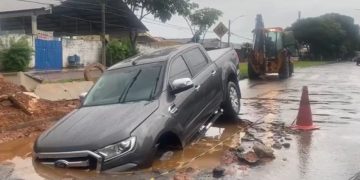 Chuva causa estragos, alagamentos e veículos ficam ilhados em Goiânia