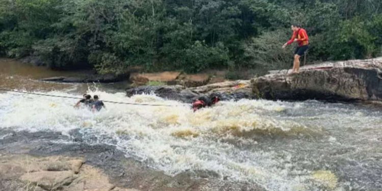 Amigos ficam ilhados após tromba d´água em cachoeira de Goiás; veja vídeo