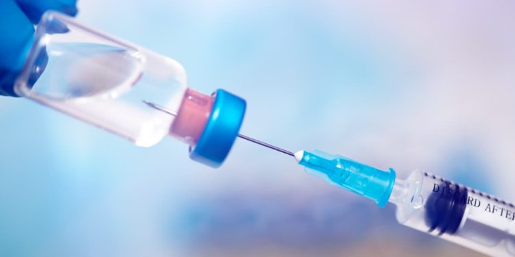 AstraZeneca reconhece efeito colateral raro da vacina contra covid-19