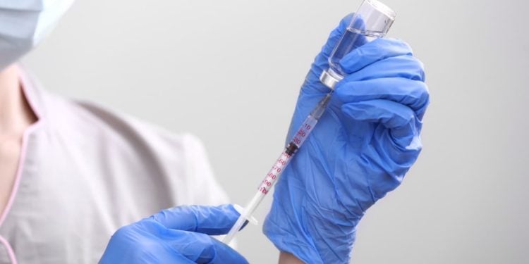 Com baixa procura em Goiânia, vacinas contra dengue serão doadas para outras cidades