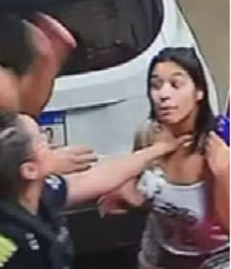Agente da Polícia Civil segura mulher pelo pescoço - Foto: Reprodução