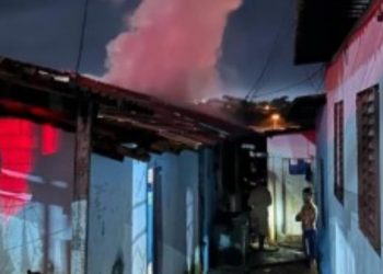Homem morre após casa pegar fogo enquanto dormia, em Goiânia