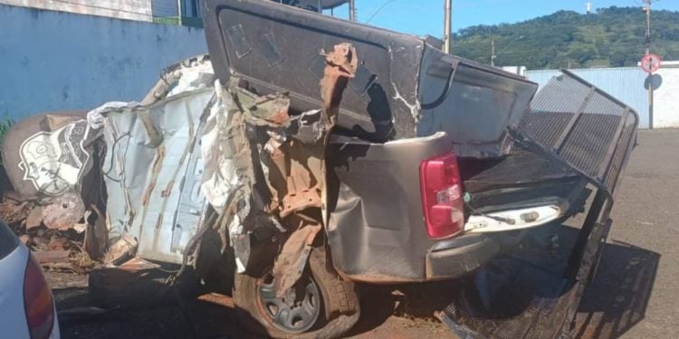 Imagens mostram que viatura ficou destruída após acidente que matou PMs em Goiás