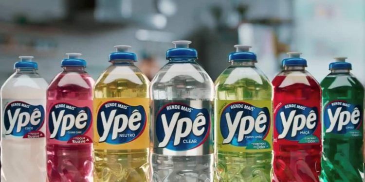 Anvisa suspende lotes do detergente Ypê por risco de contaminação; entenda