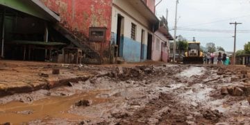 Bombeiros de Goiás devem atuar em região serrana em busca de vítimas soterradas no RS