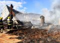 Bombeiros trabalham há quase 40 horas para apagar incêndio em galpão de reciclagem