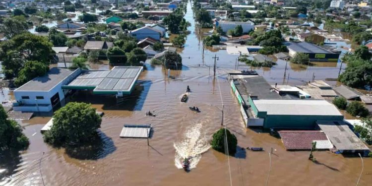 Governo anuncia Pix de R$ 5,1 mil para famílias afetadas pelas enchentes no RS