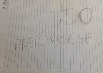 Preto não é gente, denuncia professora após aluno escrever recado, em Goiás