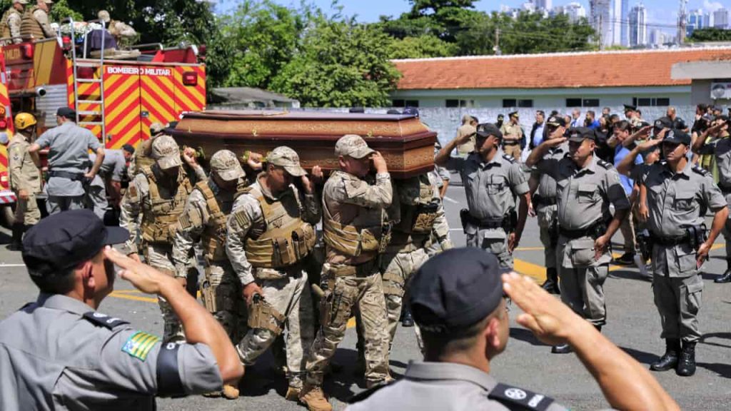 Cortejo fúnebre dos policiais mortos em acidente