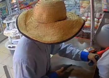 Ladrão consola atendente durante assalto a panificadora em Goiás; veja vídeo