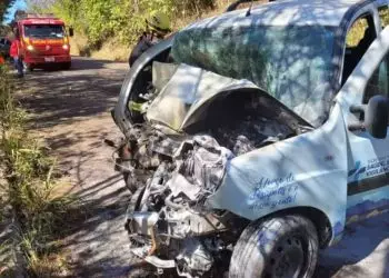 Paciente morre após carro de Secretaria de Saúde bater contra árvore, em Goiás