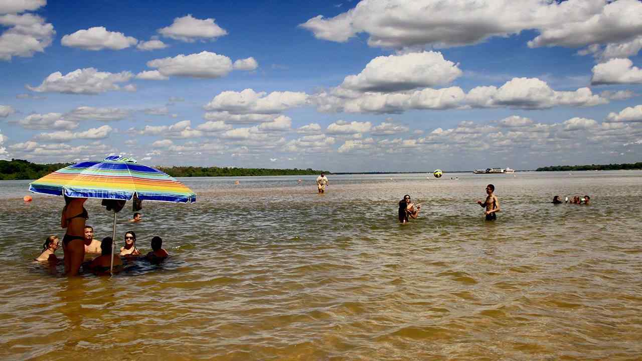 Shows musicais agitam o fim de semana de verão nas praias de rio, do Tocantins