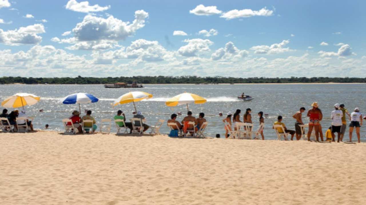 Shows musicais agitam o fim de semana de verão nas praias de rio, do Tocantins