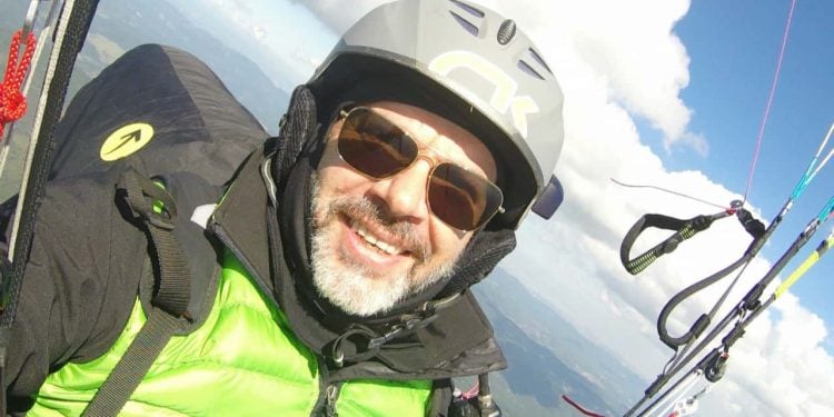 Piloto morre ao sofrer acidente em salto de parapente, em Jaraguá