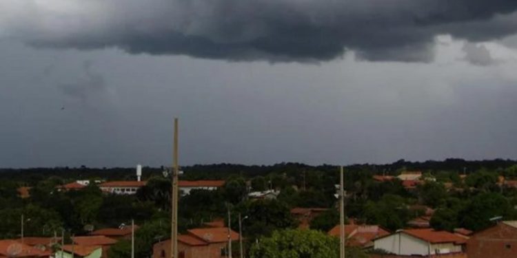 Chuva fora de época surpreende moradores de Arapoema, no norte do Tocantins