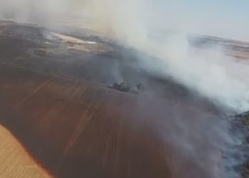 Incêndio atinge fazendas em Goiás e produtores tentam combater as chamas