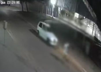 Jovem e morto a tiros no momento em que andava de bicicleta em rua de Goiás; vídeo