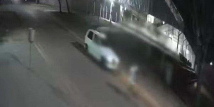 Jovem e morto a tiros no momento em que andava de bicicleta em rua de Goiás; vídeo