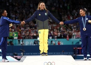 Rebeca Andrade conquista ouro no solo em Paris; Simone Biles é prata