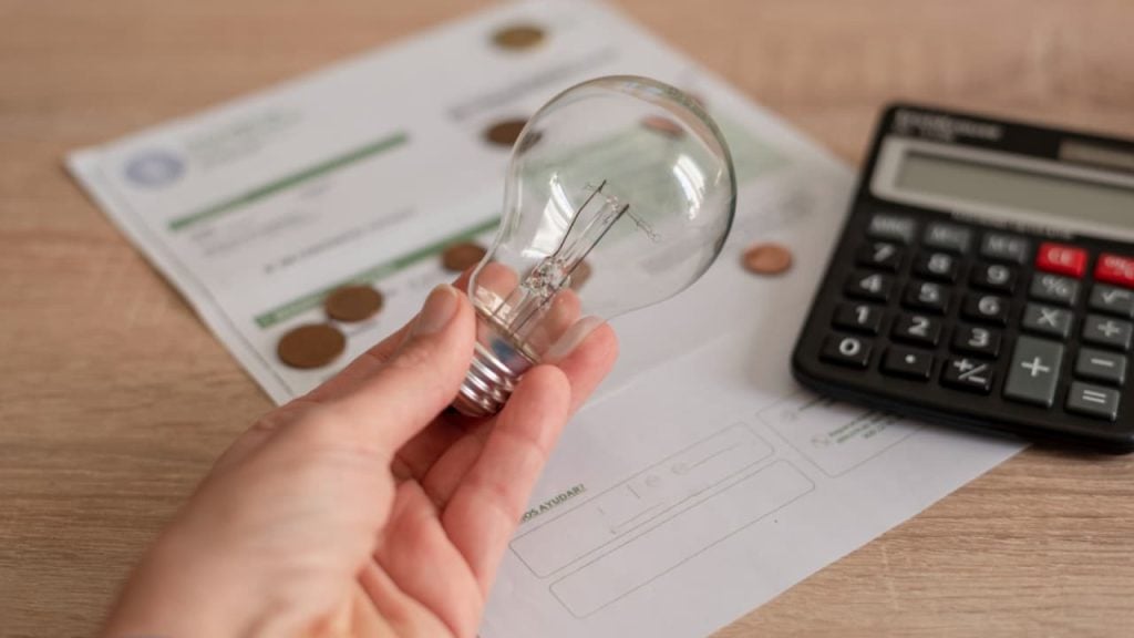 Aneel reduz nível da bandeira vermelha; aumento na conta de luz será menor