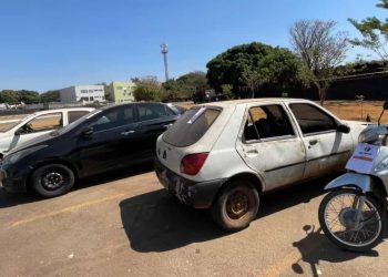 Carro sem vidros é apreendido com mais de R$ 250 mil em multas, em Goiás