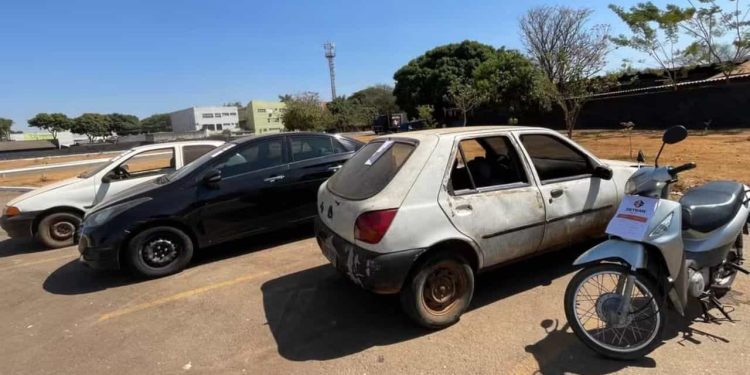 Carro sem vidros é apreendido com mais de R$ 250 mil em multas, em Goiás