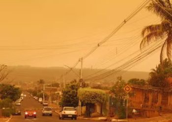 Cidade de Goiás fica com céu laranja devido à poluição causada por incêndios