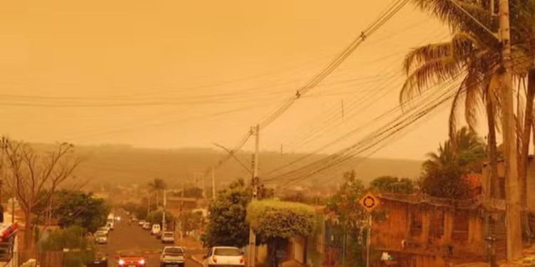 Cidade de Goiás fica com céu laranja devido à poluição causada por incêndios