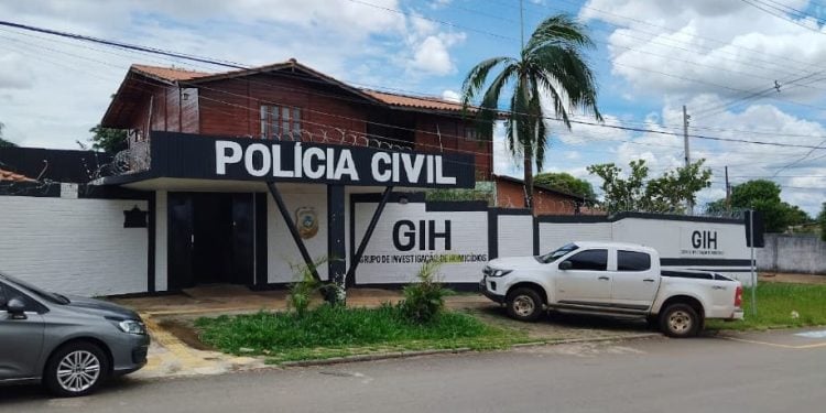 Dono de supermercado suspeito de queimar homem que furtou sandália é acusado de estelionato