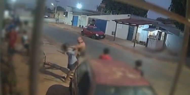 Homem derruba menino com soco após criança tentar pegar manga do vizinho, em Trindade