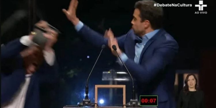 Datena agride Marçal com cadeirada durante debate; veja vídeo